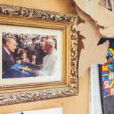E dopo averci mostrato una foto che lo vede donare una ferula pastorale in legno d�ulivo a Papa Francesco...